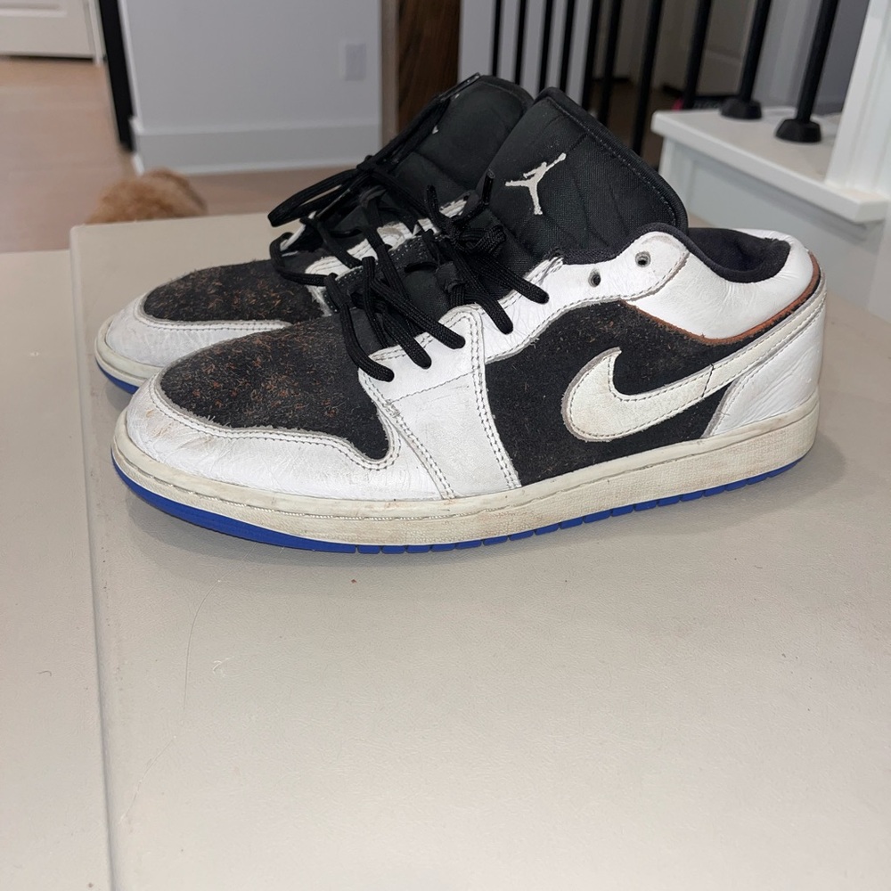Jordan Men's Black, White, and Blue Sneakers